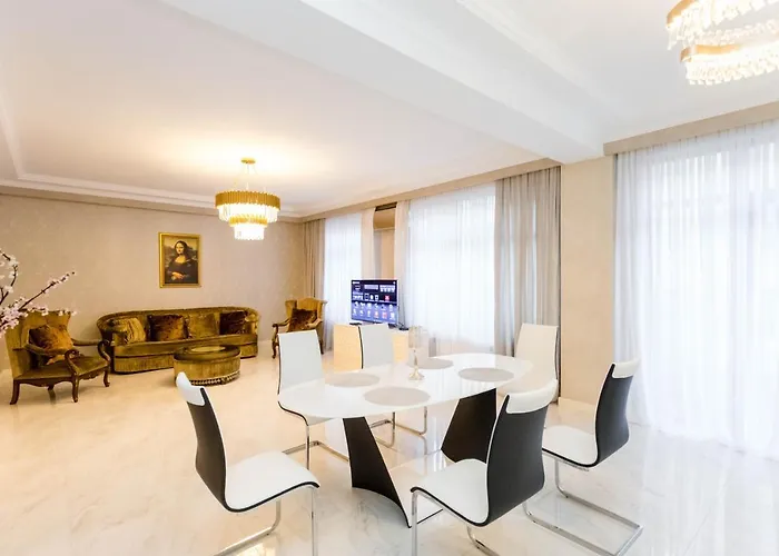 Luxe Central Apartment