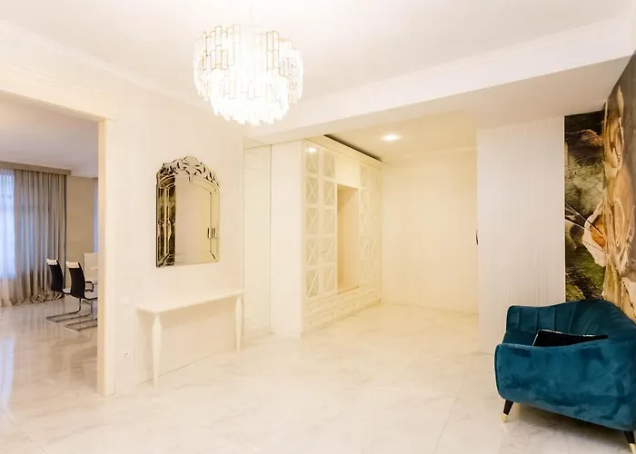 Luxe Central Apartment